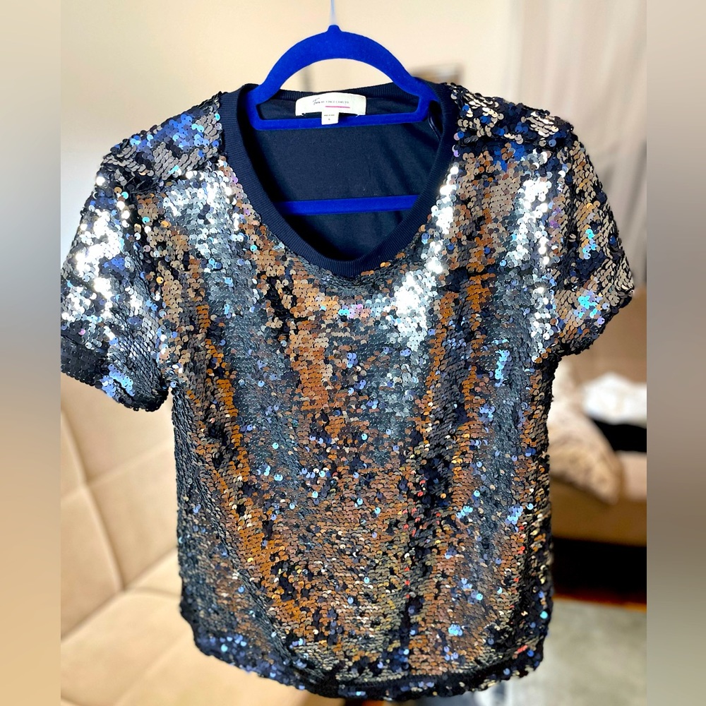Two By Vince Camuto Sequined Top Blouse Shirt
Navy and Silver Size S❤️